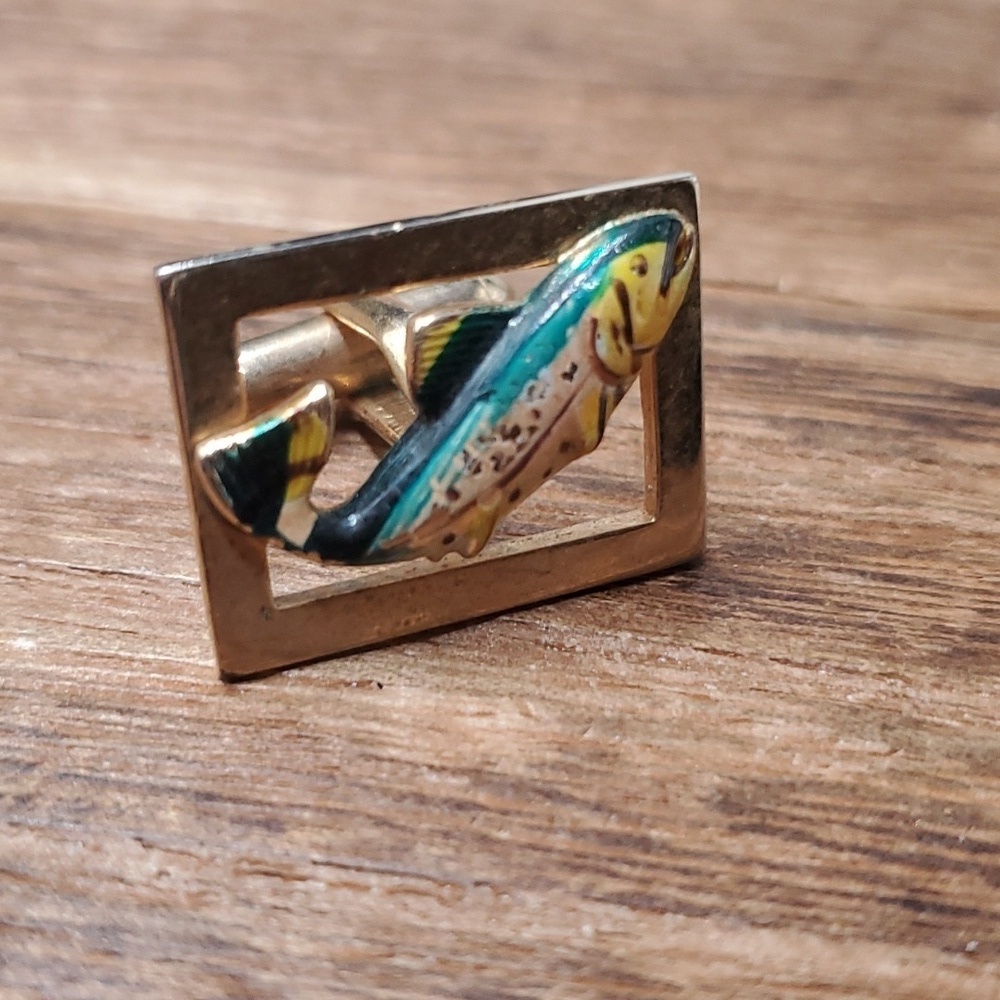Collectible bass cufflink‎